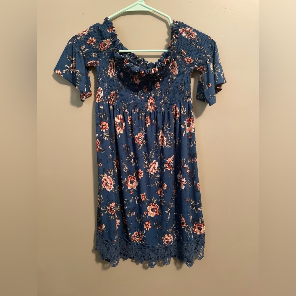 Off shoulder floral patterned dress.